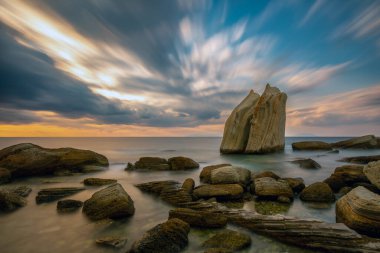 İzmir 'in Foca ilçesinde yelken kayaları alanında uzun pozlu fotoğraf.