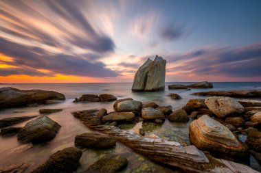 İzmir 'in Foca ilçesinde yelken kayaları alanında uzun pozlu fotoğraf.