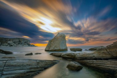 İzmir 'in Foca ilçesinde yelken kayaları alanında uzun pozlu fotoğraf.