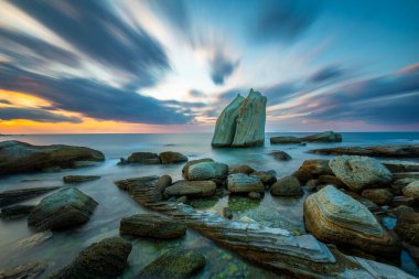 İzmir 'in Foca ilçesinde yelken kayaları alanında uzun pozlu fotoğraf.