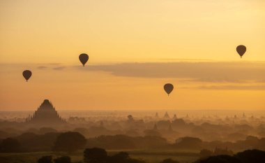 Sabah Bagan, Myanmar 'da Pagoda üzerinde uçan balon