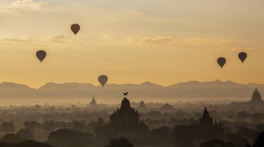 Sabah Bagan, Myanmar 'da Pagoda üzerinde uçan balon