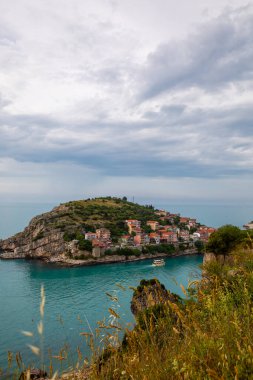 Karadeniz üzerindeki dağlardaki güzel şehir manzarası, Amasra. Amasra geleneksel Türk mimarisi