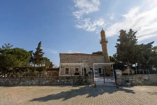 Foca, Ege kıyısında, İzmir ilinin bir ilçesidir..