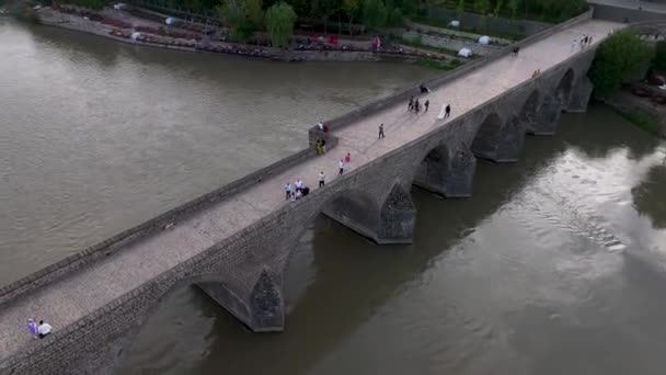 Pemandangan Jembatan Bermata Sepuluh Bersejarah Gozlu Kopru — Stok Video