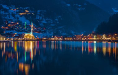 Uzungol Long Lake Türkiye 'nin en güzel turistik yerlerinden biri. Trabzon, Türkiye 'de alabalık gölü ve küçük bir köyü olan dağ vadisi. Yerel halk ve turistler için popüler bir yer.