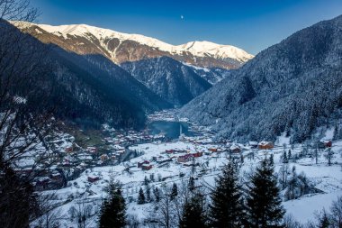 Uzungol Long Lake Türkiye 'nin en güzel turistik yerlerinden biri. Trabzon, Türkiye 'de alabalık gölü ve küçük bir köyü olan dağ vadisi. Yerel halk ve turistler için popüler bir yer.