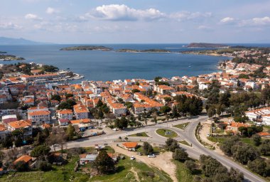 Foca, Ege kıyısında, İzmir ilinin bir ilçesidir..