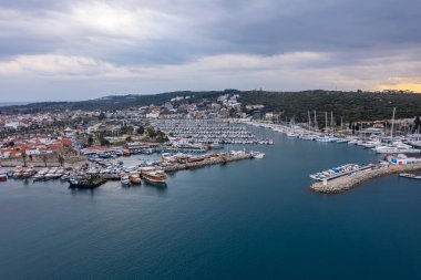 Sigacik limanı ve kale manzarası. Sigacik Türkiye 'de daha popüler bir turizm merkezi.