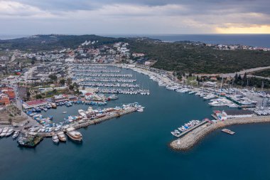 Sigacik limanı ve kale manzarası. Sigacik Türkiye 'de daha popüler bir turizm merkezi.