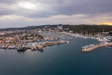 Sigacik limanı ve kale manzarası. Sigacik Türkiye 'de daha popüler bir turizm merkezi.