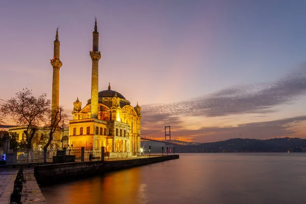 Güneş doğarken İstanbul 'daki Ortakoy Camii ve Boğaz köprüsü, Türkiye