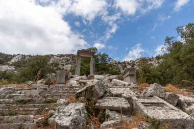 Antik Termessos kentindeki antik amfitiyatronun manzara manzarası Türkiye 'nin başlıca turizm ve arkeoloji sahalarından biri..