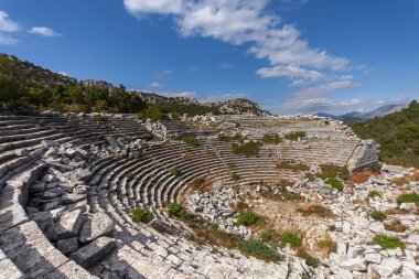 Antik Termessos kentindeki antik amfitiyatronun manzara manzarası Türkiye 'nin başlıca turizm ve arkeoloji sahalarından biri..
