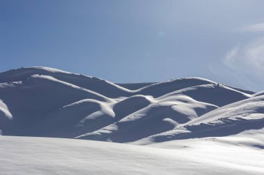 Karlı dağlar ve ağaçlarla kaplı kış manzarası