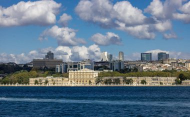 İstanbul, Türkiye - 11.09.2023: İstanbul 'un Avrupa tarafı ve İstanbul' un panoramik manzarası. Arka planda Dolmabahce Sarayı var. İstanbul 'da. İstanbul. Türkiye.