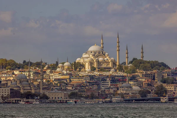 İstanbul, Türkiye, 11 Eylül 2023: Meşhur Rustem Paşa Camii, Yeni Cami ve Süleyman Camii, Boğaz, 