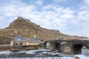 Türkiye 'nin Kars kentindeki Kars şatosuna bakın. Kars, Türkiye 'nin kuzeydoğusunda, Ermeni sınırına yakın bir vilayet..