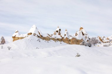 Greme 'deki Güvercin Vadisi ve Mağara Kasabası, Peri bacaları, Kapadokya, Türkiye.