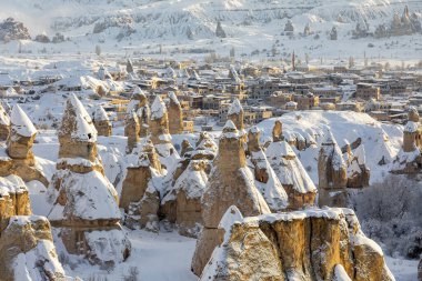 Greme 'deki Güvercin Vadisi ve Mağara Kasabası, Peri bacaları, Kapadokya, Türkiye.