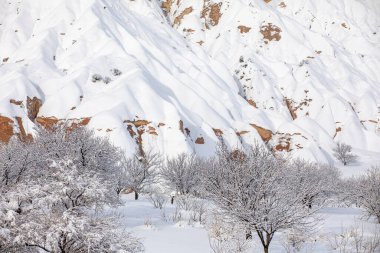 Greme 'deki Güvercin Vadisi ve Mağara Kasabası, Peri bacaları, Kapadokya, Türkiye.