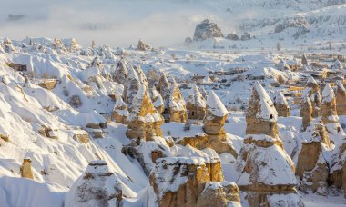 Greme 'deki Güvercin Vadisi ve Mağara Kasabası, Peri bacaları, Kapadokya, Türkiye.