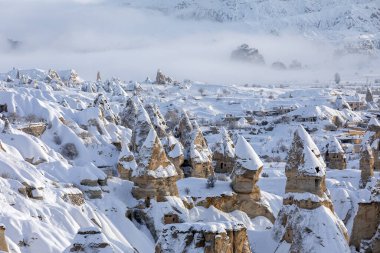 Greme 'deki Güvercin Vadisi ve Mağara Kasabası, Peri bacaları, Kapadokya, Türkiye.
