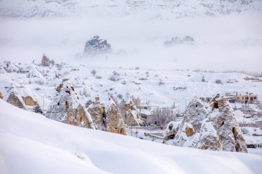 Greme 'deki Güvercin Vadisi ve Mağara Kasabası, Peri bacaları, Kapadokya, Türkiye.