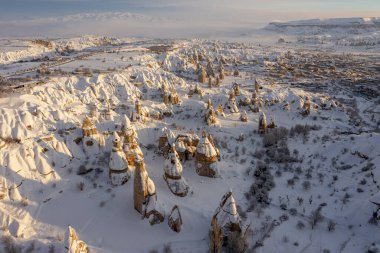 Greme 'deki Güvercin Vadisi ve Mağara Kasabası, Peri bacaları, Kapadokya, Türkiye.