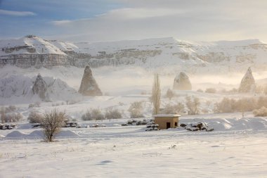 Greme 'deki Güvercin Vadisi ve Mağara Kasabası, Peri bacaları, Kapadokya, Türkiye.