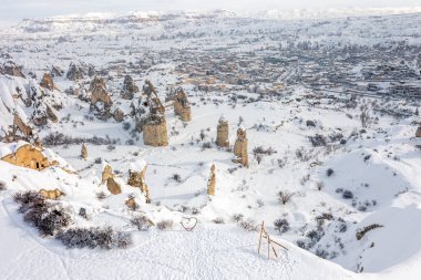 Greme 'deki Güvercin Vadisi ve Mağara Kasabası, Peri bacaları, Kapadokya, Türkiye.