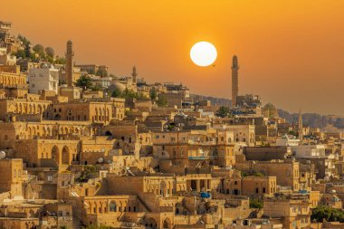 Türkiye 'nin güneydoğusunda yer alan Mardin Şatosu ile Eski Mardin' in (Eski Mardin) antik ve taş evleri