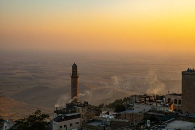 Türkiye 'nin güneydoğusunda yer alan Mardin Şatosu ile Eski Mardin' in (Eski Mardin) antik ve taş evleri