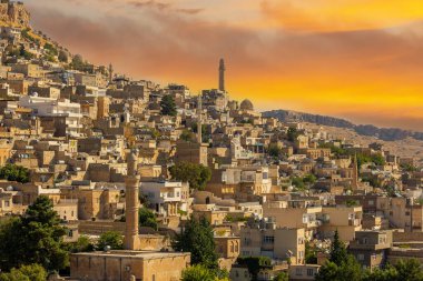 Türkiye 'nin güneydoğusunda yer alan Mardin Şatosu ile Eski Mardin' in (Eski Mardin) antik ve taş evleri