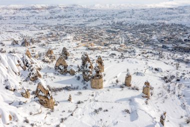 Greme 'deki Güvercin Vadisi ve Mağara Kasabası, Peri bacaları, Kapadokya, Türkiye.