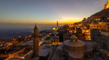 Türkiye 'nin güneydoğusunda yer alan Mardin Şatosu ile Eski Mardin' in (Eski Mardin) antik ve taş evleri