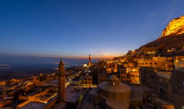 Türkiye 'nin güneydoğusunda yer alan Mardin Şatosu ile Eski Mardin' in (Eski Mardin) antik ve taş evleri
