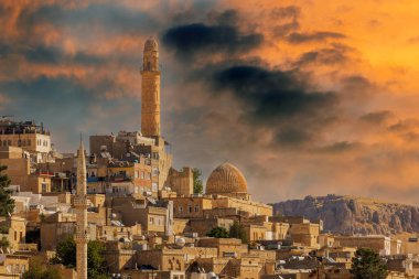 Türkiye 'nin güneydoğusunda yer alan Mardin Şatosu ile Eski Mardin' in (Eski Mardin) antik ve taş evleri