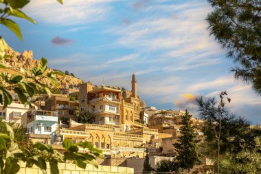 Türkiye 'nin güneydoğusunda yer alan Mardin Şatosu ile Eski Mardin' in (Eski Mardin) antik ve taş evleri