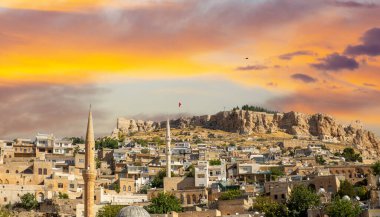 Türkiye 'nin güneydoğusunda yer alan Mardin Şatosu ile Eski Mardin' in (Eski Mardin) antik ve taş evleri