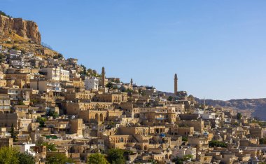 Türkiye 'nin güneydoğusunda yer alan Mardin Şatosu ile Eski Mardin' in (Eski Mardin) antik ve taş evleri