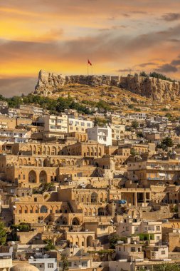 Türkiye 'nin güneydoğusunda yer alan Mardin Şatosu ile Eski Mardin' in (Eski Mardin) antik ve taş evleri
