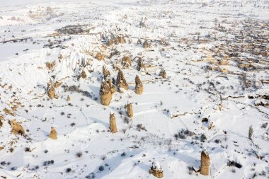Greme 'deki Güvercin Vadisi ve Mağara Kasabası, Peri bacaları, Kapadokya, Türkiye.
