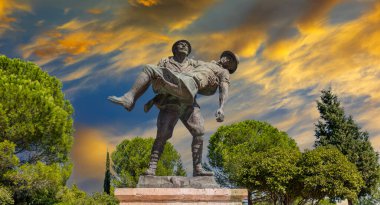 Yaralı Avustralyalı subayı taşıyan ve Gelibolu 'ya yardım eden Türk askerinin anıtı.