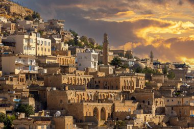 Türkiye 'nin güneydoğusunda yer alan Mardin Şatosu ile Eski Mardin' in (Eski Mardin) antik ve taş evleri
