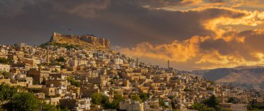 Türkiye 'nin güneydoğusunda yer alan Mardin Şatosu ile Eski Mardin' in (Eski Mardin) antik ve taş evleri