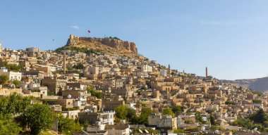 Türkiye 'nin güneydoğusunda yer alan Mardin Şatosu ile Eski Mardin' in (Eski Mardin) antik ve taş evleri