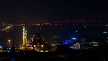 Gece İstanbul manzarası, Boğaz Köprüsü (15 Temmuz Şehitler Köprüsü), Eminn ilçe deniz manzarası ve yeni cami