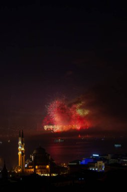 Gece İstanbul manzarası, Boğaz Köprüsü (15 Temmuz Şehitler Köprüsü), Eminn ilçe deniz manzarası ve yeni cami