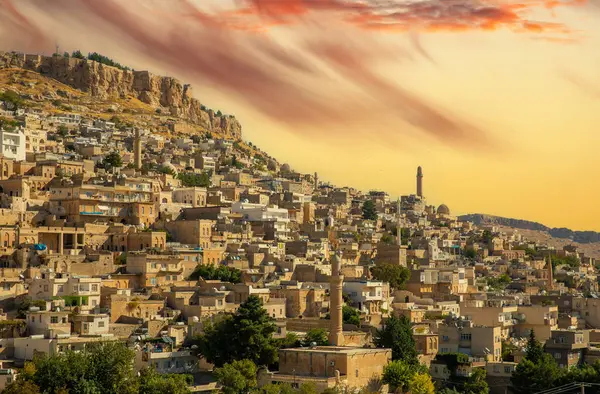 Türkiye 'nin güneydoğusunda yer alan Mardin Şatosu ile Eski Mardin' in (Eski Mardin) antik ve taş evleri